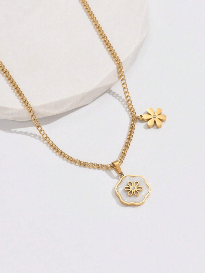 Elle Chic Design Flower Pendant Necklace in 18k Gold Vermeil