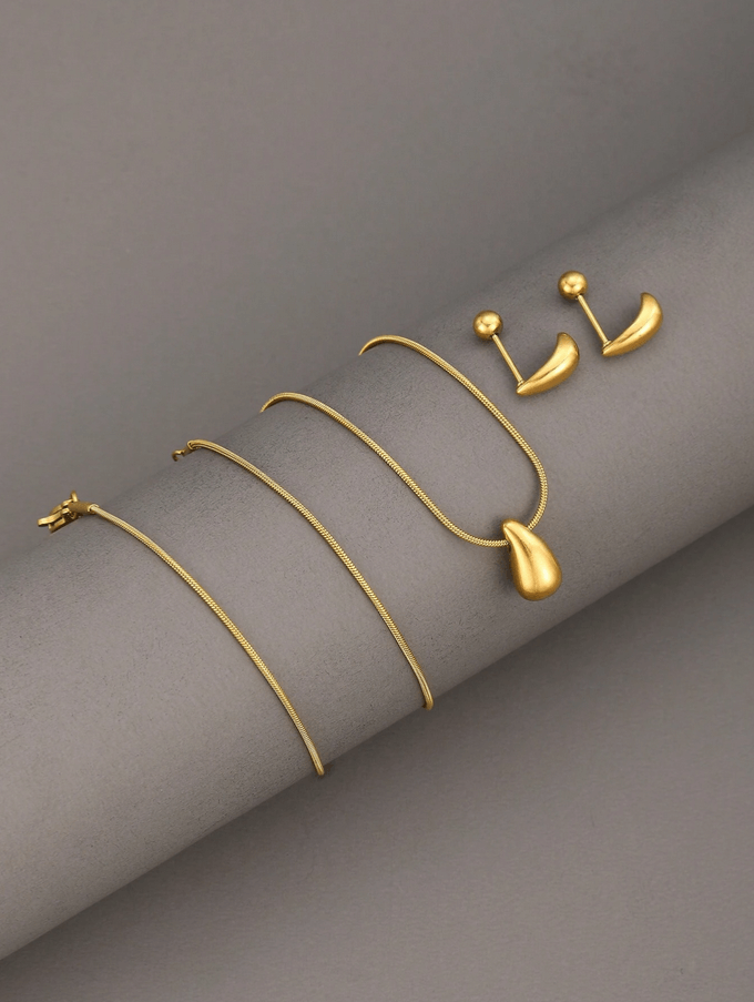 Elle Waterdrop Earrings and Necklace Jewelry Set in 18k Gold Vermeil